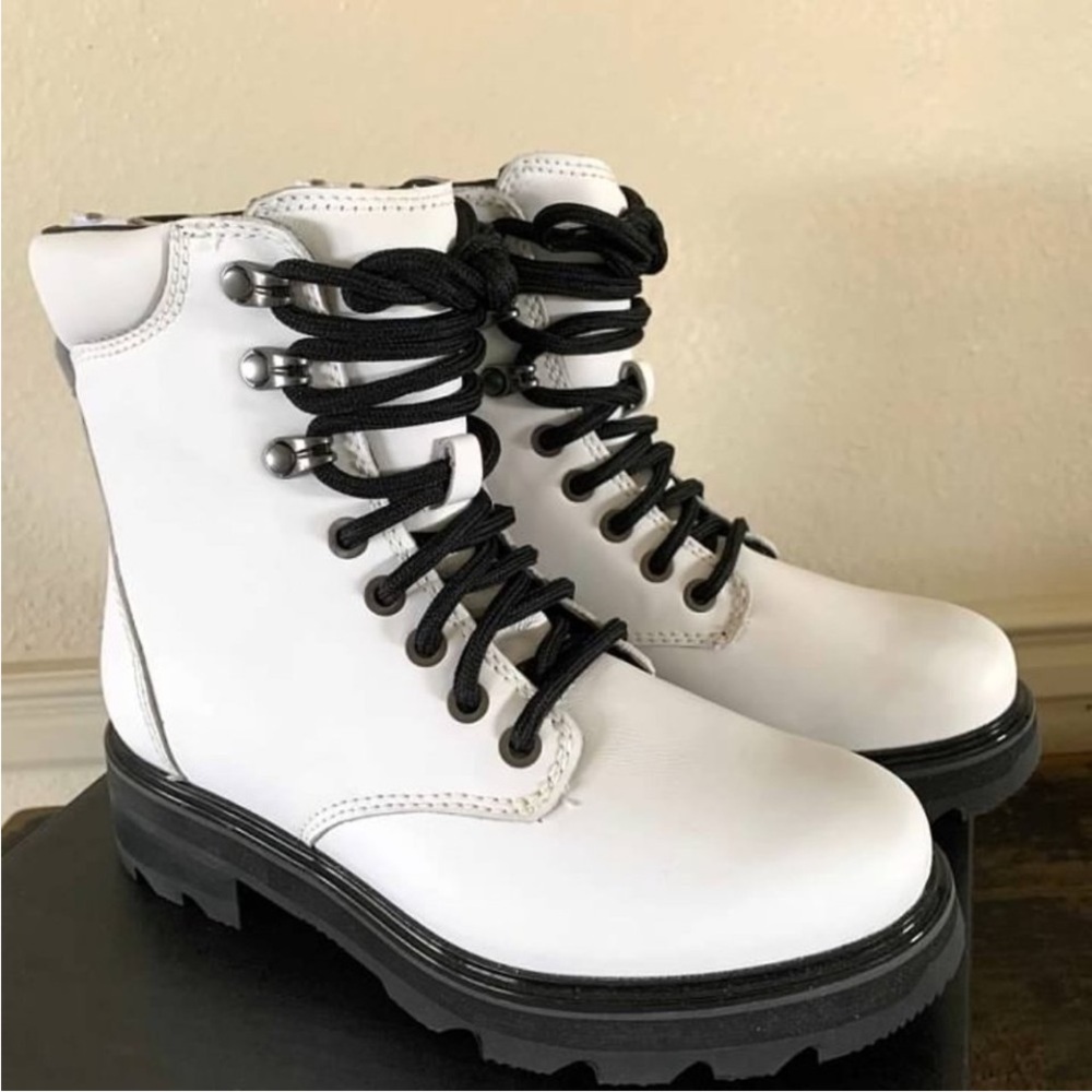Sorel Women's Lennox Lace Up

White Boots- Size 5.5